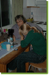 mamma och jag vid köksbordet